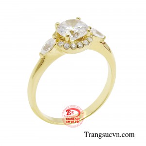 Nhẫn quý cô thu hút nổi bật bởi vẻ đẹp sang trọng và thần thái tự tin đầy quyến rũ.