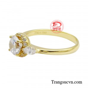 Sắc vàng sang trọng kết hợp với những đường nét chế tác mềm mại là điểm nhấn ấn tượng cho cô nàng theo đuổi phong cách nữ tính, kiêu sa.