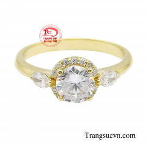 Với thiết kế tinh xảo, trẻ trung, món trang sức dễ dàng đồng hành cùng các quý cô mỗi ngày, tô điểm ngoại hình thêm phần bắt mắt, sành điệu.