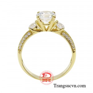 Những viên đá cz thuần khiết hội tụ ánh sắc lung linh giúp thu hút ánh nhìn cho chủ sở hữu.