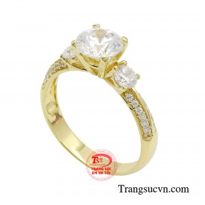 Với các quý cô hiện đại và đầy khí chất, lựa chọn một chiếc nhẫn ổ cao với kiểu dáng độc đáo, cách điệu cầu kỳ sẽ giúp phong thái tự tin, quyết đoán của nàng thêm phần nổi bật. 