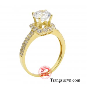 Nhẫn quý cô tỏa sáng với thiết kế tinh xảo, cộng hưởng cùng ánh sáng lấp lánh càng tôn lên vẻ đẹp đầy khí chất, đẳng cấp của các quý cô thời thượng. 