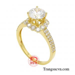 Chiếc nhẫn sẽ là món trang sức lộng lẫy hiện đại sẽ làm hài lòng các quý cô thành thị sành điệu và cá tính.