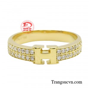 Chẳng những vậy chiếc nhẫn còn khắc họa hình ảnh quý cô bản lĩnh với những set đồ sang chảnh