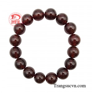 Với mệnh Hỏa và tương sinh với mệnh Thổ, đá quý Garnet có khả năng hút thu vượng khí và giúp gia tăng may mắn cho người sử dụng.