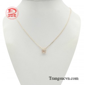 Dây chuyền chữ H vàng hồng được thiết kế đẹp mắt, tinh xảo tạo nên vẻ đẹp quyến rủ, sang trọng cho người đeo.