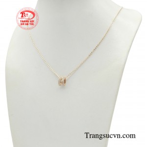 Dây chuyền chữ H vàng hồng mang cho mình một tone màu ấm áp, lãng mạn, nhẹ nhàng giúp tóa sáng từ mọi góc độ. 