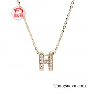 Vàng hồng trở thành một nguyên liệu hoàn hảo cho việc chế tác trang sức tạo nên một vẻ đẹp hiếm có mà vàng nguyên chất không có được.