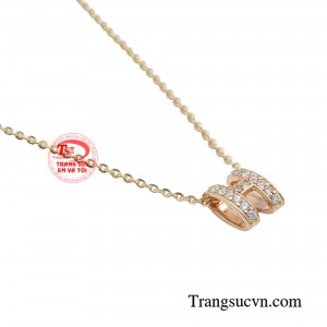Đặc biệt dây chuyền vàng hồng không chỉ tôn lên sự điệu đà, ấm áp của phụ nữ mà còn tôn lên sự thanh lịch tinh tế, nhẹ nhàng mà vẫn tôn lên được nét đẹp nữ tính. 