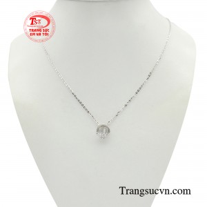 Dây chuyền hồ điệp trắng đại diện cho vẻ đẹp yêu kiều, duyên dáng của phái nữ. 