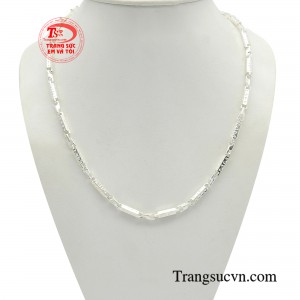 Dây chuyền nam bạc khí chất không chỉ là món trang sức tô điểm cho vẻ ngoài mà còn là biểu tượng thể hiện cá tính và bản lĩnh của người đàn ông.