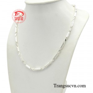 Đây là mẫu dây chuyền bạc mạnh mẽ, tinh tế, giúp bạn khẳng định phong cách riêng của mình.