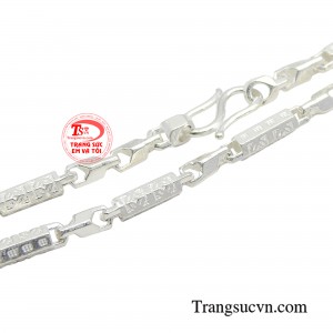 Dễ dàng phối hợp với nhiều loại trang phục khác nhau.