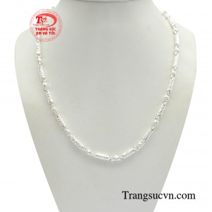 Dây chuyền nam bạc phong lưu phù hợp với những người đàn ông có cá tính mạnh mẽ, thích thể hiện bản thân.