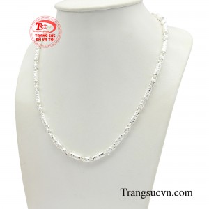 Chất liệu bạc sáng bóng tạo nên vẻ đẹp sang trọng, đẳng cấp.
