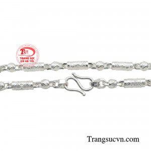 Cùng với kiểu mắt xích độc đáo chạm khắc tỉ mỉ tạo nên vẻ đẹp nam tính, cuốn hút.