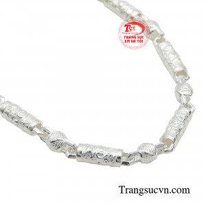 Chẳng những vậy, chiếc dây chuyền còn là một món quà tuyệt vời để tặng cho người thân yêu.