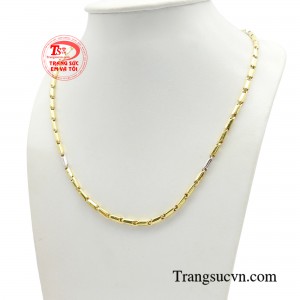 Đây là mẫu trang sức đặc biệt phù hợp với những người ưa thích sự sang trọng nhưng cũng thể hiện được cá tính mạnh mẽ, cứng rắn, sự cương quyết và bản lĩnh của người đàn ông.