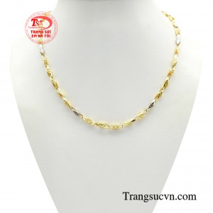 Dây chuyền nam vàng phong lưu được xem như là một món đồ không thể thiếu dành cho phái mạnh mỗi khi ra đường hay cần phối hợp với các loại trang phục khác nhau.