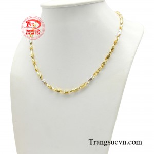 Chiếc dây chuyền thể hiện niềm tự hào cho thấy bản thân là ai, là người có nền tài chính vững mạnh, có chỗ đứng vững chãi trong sự nghiệp.