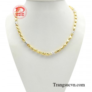 Dây chuyền nam vàng trẻ trung sở hữu một thiết kế tinh tế sang trọng, kiểu dáng hiện đại trẻ trung tạo nên nét năng động khỏe khoắn cho người sở hữu. 