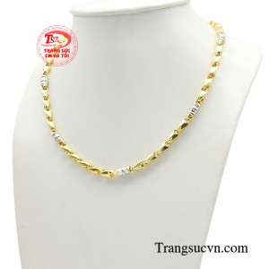 Với những mắt xích nối liền nhau cực kì tinh tế và sắc nét trong từng chi tiết dù là nhỏ nhất. 