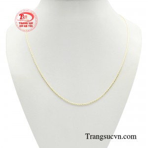 Dây chuyền nữ tính thời thượng tạo điểm nhấn thanh thoát, sang trọng trên gương mặt.