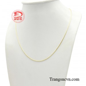 Một chiếc sơ mi trắng, bung một cúc áo hững hờ vừa đủ kết hợp với chiếc dây chuyền tối giản mà quyền lực.