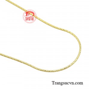 Tùy vào cách phối với mỗi bộ trang phục khi thì quý phái, trang nhã, lúc thì nổi loạn cá tính như những cơn sóng ngầm đại dương khi êm ả, lúc dữ dội nhưng đầy mê hoặc.