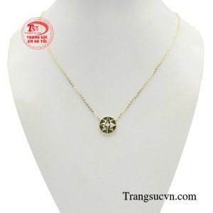 Dây chuyền nữ vàng ấn tượng được thiết kế theo hình khối tròn, phía trên với tạo hình ngôi sao 8 cánh trạm trổ hình khối chi tiết tăng thêm bề mặt phản chiếu ánh sáng, làm sợi dây chuyền càng thêm lung linh, sang trọng. 