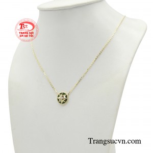 Tuy đơn giản, nhưng chiếc dây chuyền vẫn mang lại được sự sang trọng và lộng lẫy, thanh lịch cho người đeo. 