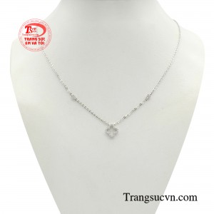 Dây chuyền nữ vàng trắng kiêu sa luôn là một trong những phụ kiện không thể thiếu trong tủ trang sức của chị em phụ nữ. 