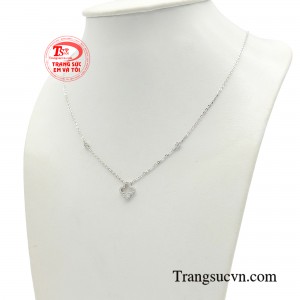 Chiếc dây chuyền không chỉ đơn giản là một phụ kiện làm đẹp, mà nó còn là một cách để che những khuyết điểm khuôn mặt của chị em phụ nữ, làm gương mặt thêm xinh đẹp và cân đối, hài hòa hơn. 