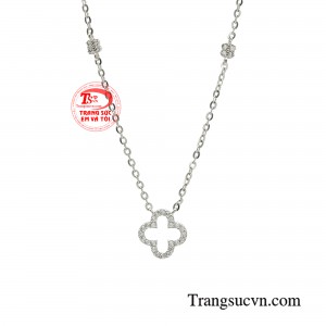 Món phụ kiện nổi bật này sẽ giúp thu hút ánh nhìn của đối phương, hướng sự tập trung đến gương mặt thanh tú.