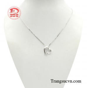 Dây chuyền nữ vàng trắng thanh lịch hướng đến phong cách từ nhẹ nhàng kiêu sa. 