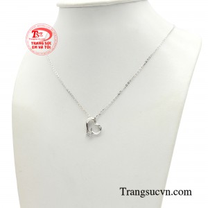 Sản phẩm sử dụng chất liệu vàng trắng bởi ánh sắc thanh lịch trường tồn và không bao giờ lỗi mốt. 