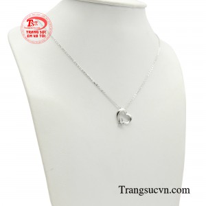 Cùng nhìn ngắm mẫu dây chuyền liền mặt được tinh chọn từ chất liệu vàng 18k thượng hạng, đặt trong những thiết kế hoàn mỹ nhất. 