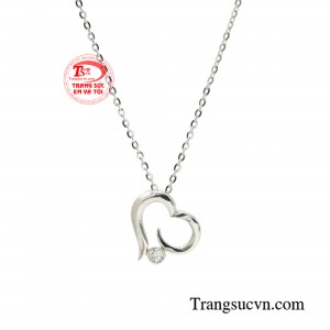 Dù là chọn phối cùng bộ cánh nào thì sản phẩm vẫn đều sẽ thể hiện được phong cách thanh lịch tỏa ra từ cốt cách bên trong.