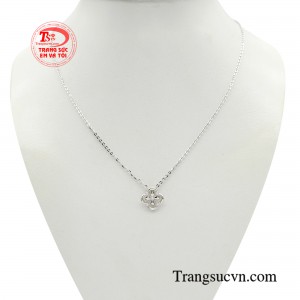 Dây chuyền nữ vàng trắng tinh tế được điểm xuyết đá cz tỏa sáng lấp lánh cùng chất liệu vàng trắng.