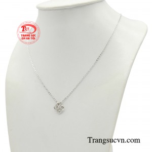 Khi đến văn phòng hoặc các buổi hẹn hò, chiếc dây chuyền nữ tính sẽ làm bừng sáng khuôn mặt của bạn.