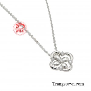 Nhanh như cái búng tay, nàng đã nắm trọn làn gió thời thượng cho chính mình khi sở hữu chiếc dây chuyền này.