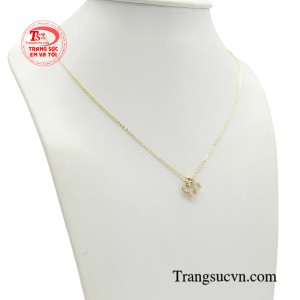 Kiểu trang sức thanh lịch, điểm xuyết thêm đá cz lấp lánh chính là mảnh ghép hoàn hảo của người phụ nữ. 