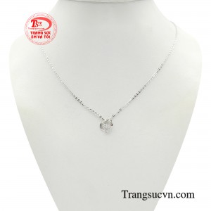 Dây chuyền trái tim mong manh lấy cảm hứng từ những cảm xúc dạt dào yêu thương đong đầy. 