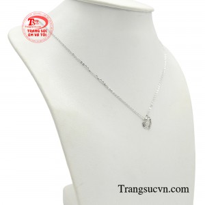 Khi mang trên mình trang sức trái tim người phụ nữ sẽ luôn gặp may mắn trong chuyện tình cảm, luôn có được hạnh phúc viên mãn. 