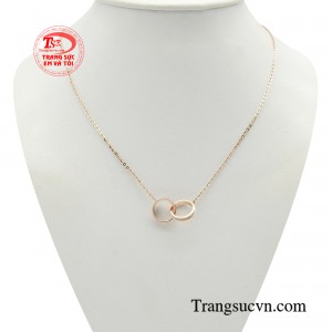 Dây chuyền vàng hồng sắc sảo là món đồ trang sức không thể thiếu với những cô nàng hiện đại. 