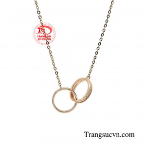 Chiếc dây chuyền mang đến sức hút đặc biệt cho người sử dụng. 