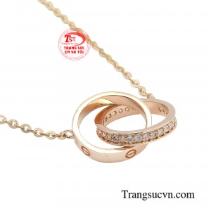 Với sản phẩm này các quý cô có thể thỏa sức phối cùng với nhiều trang phục khác nhau mà vẫn rất hợp thời trang.