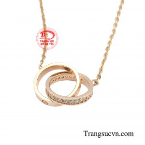 Dây chuyền vàng hồng sắc sảo sẽ là thứ vũ khí lợi hại để gây ấn tượng với người đối diện trong lần đầu gặp mặt. 