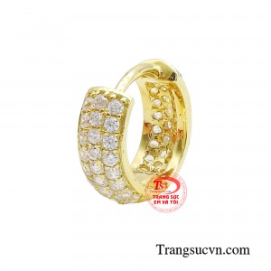 Hoa tai cá tính vàng tây là mẫu khuyên xỏ tai tối giản tinh tế phù hợp với những cô nàng có cá tính mạnh.