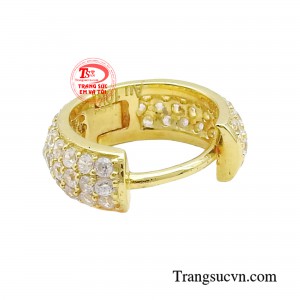 Chiếc hoa tai đại diện cho vẻ đẹp hiện đại, sắc sảo của phái nữ, giúp quý cô nâng tầm phong cách và thể hiện gu thẩm mỹ của mình.